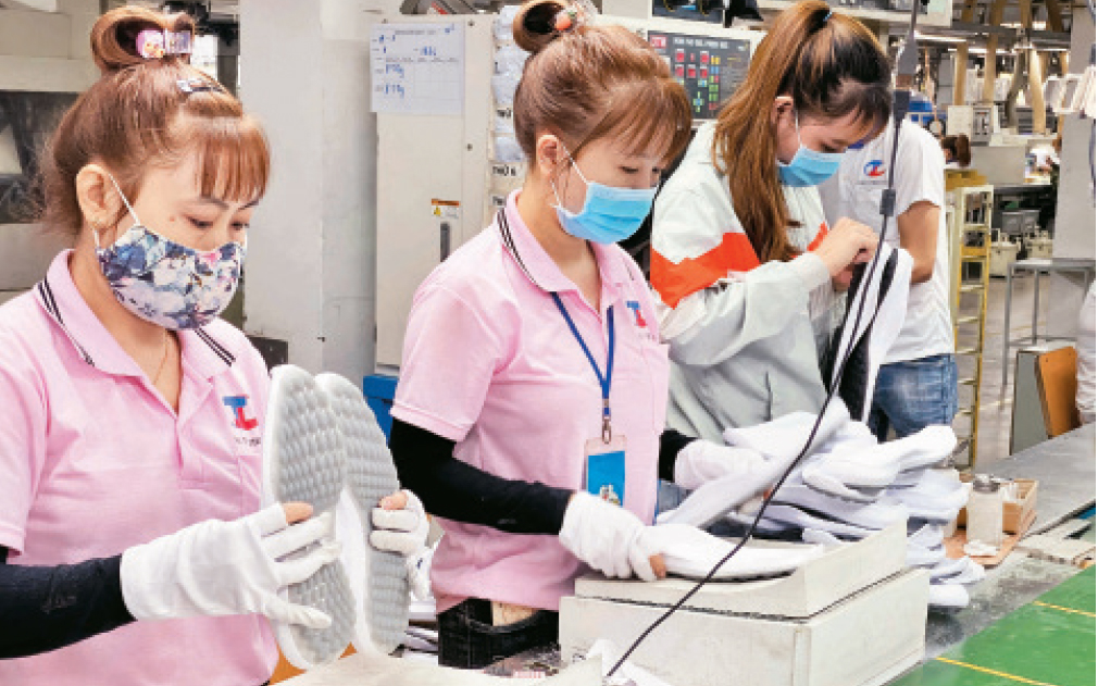 Labourers receive care for Tet